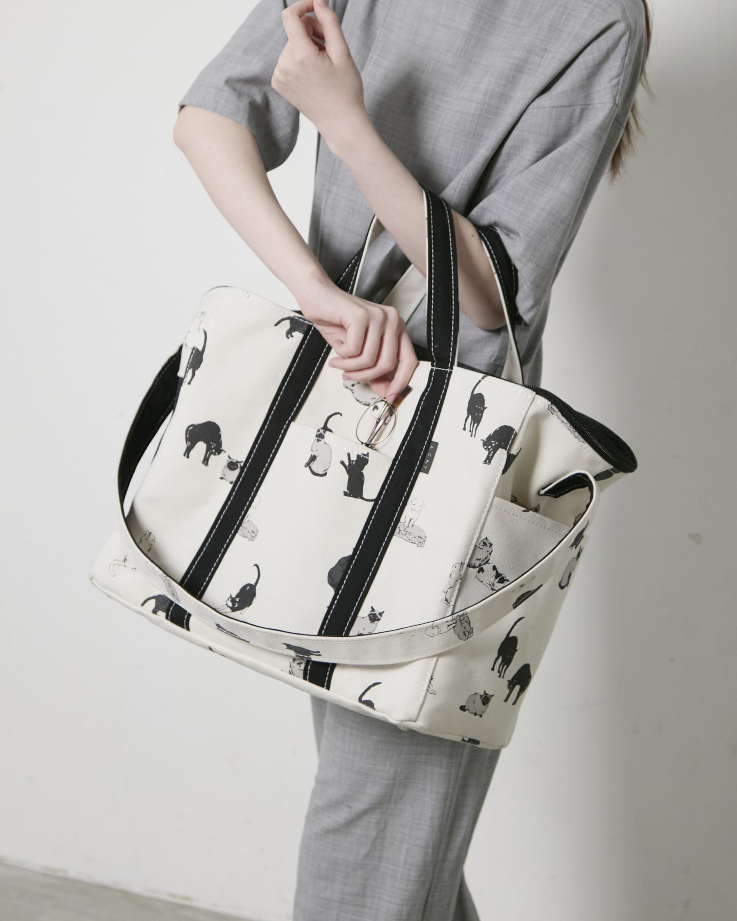 CARRY TOTE BAG