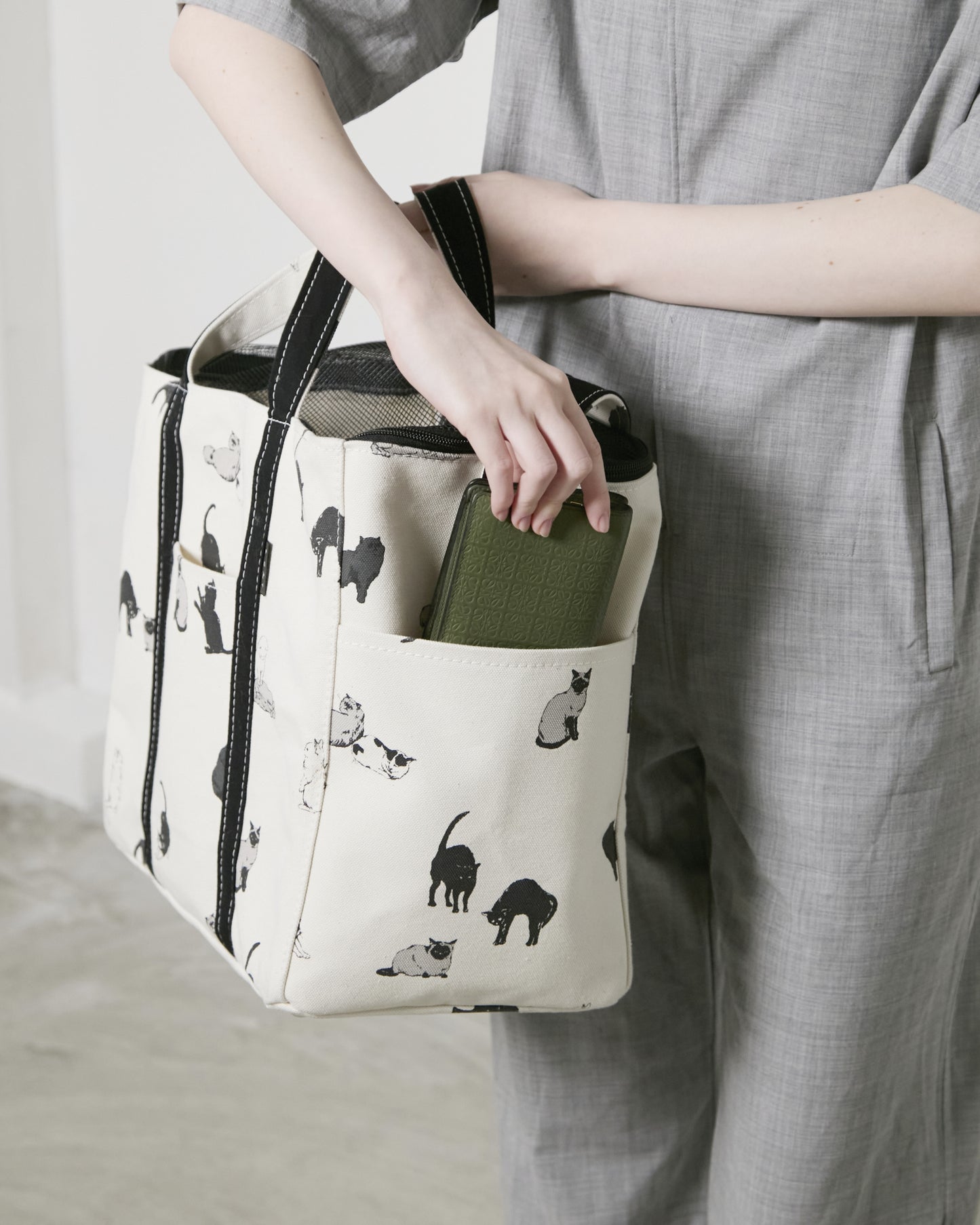 CARRY TOTE BAG