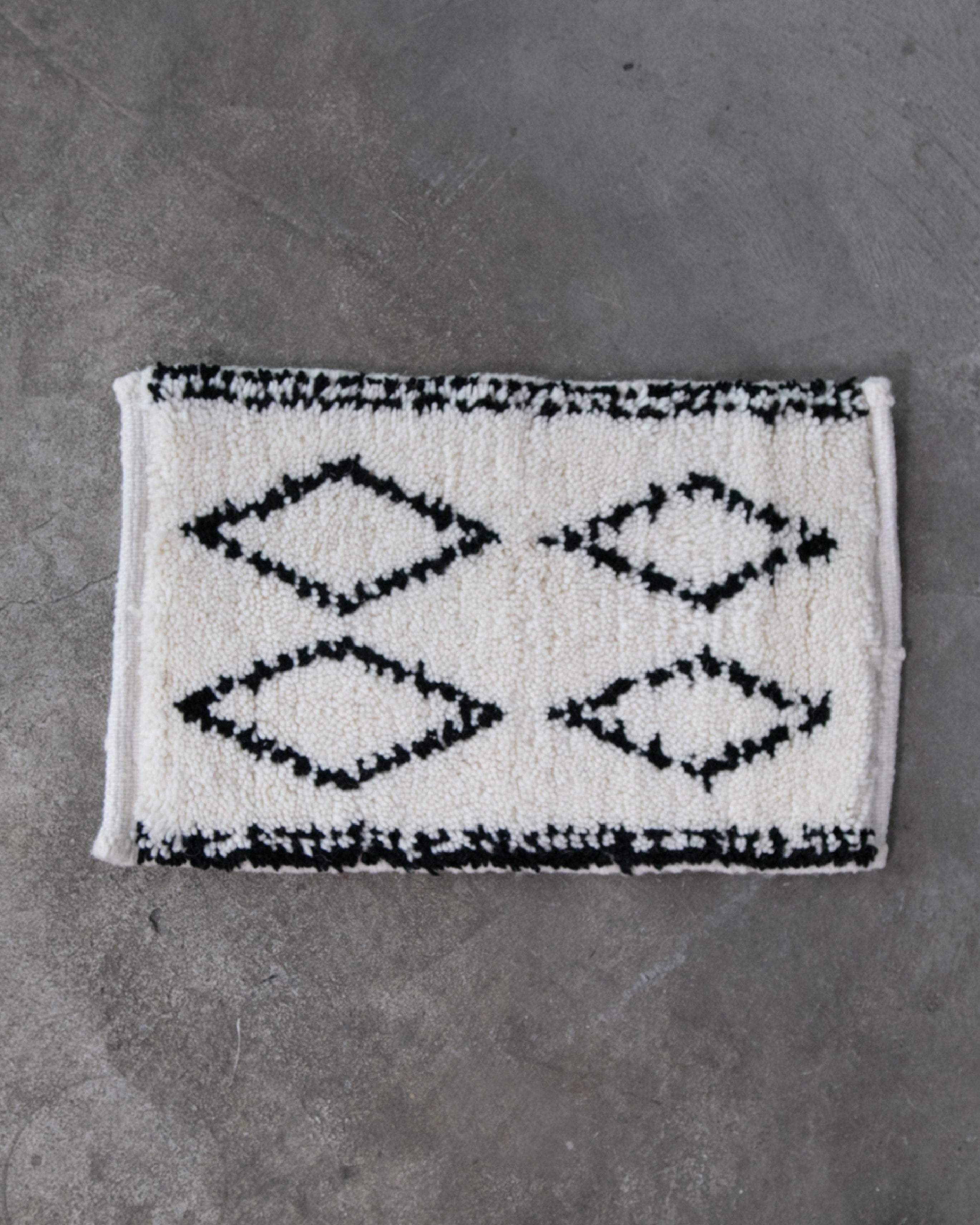 BENI OUARAIN / Black 猫がくつろげるサイズ感のベニワレン【アンド