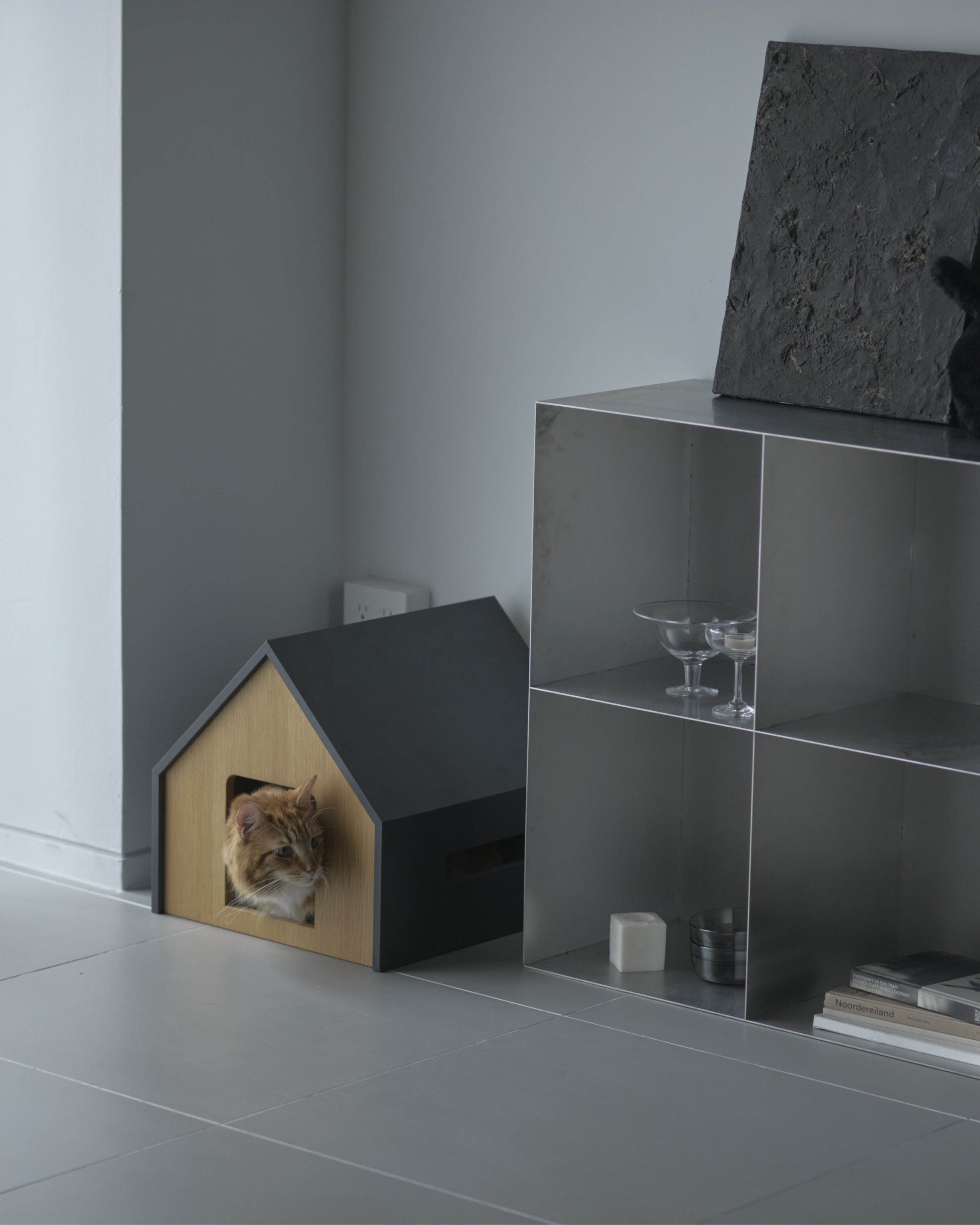 HÜTTE｜猫と暮らす、すっとインテリアに馴染むシンプルでミニマルな