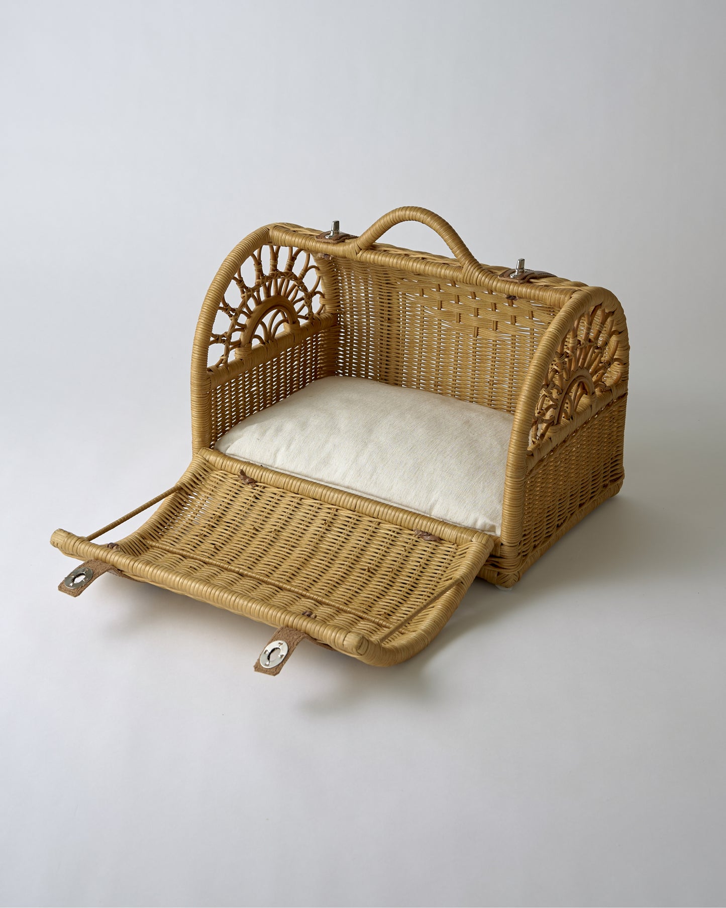 RATTAN CARRY BAG