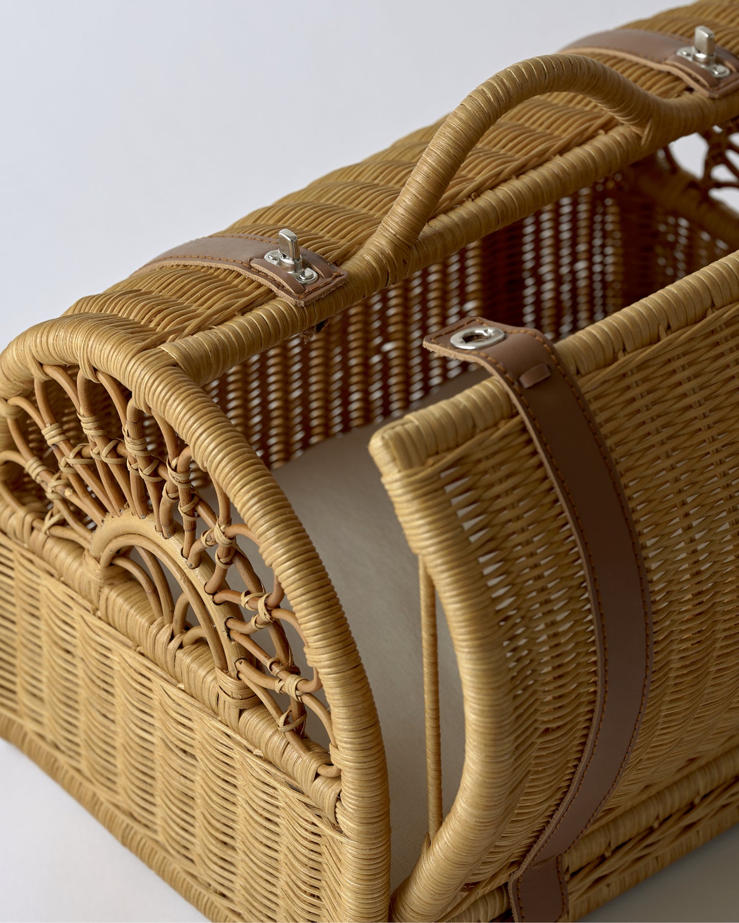 RATTAN CARRY BAG