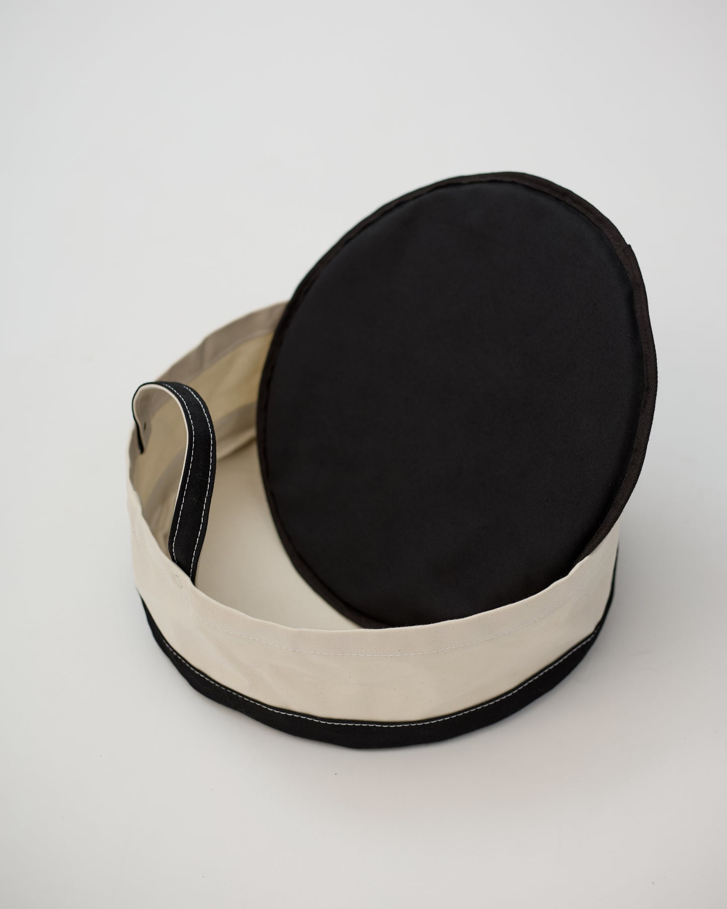 ROUND CANVAS BED