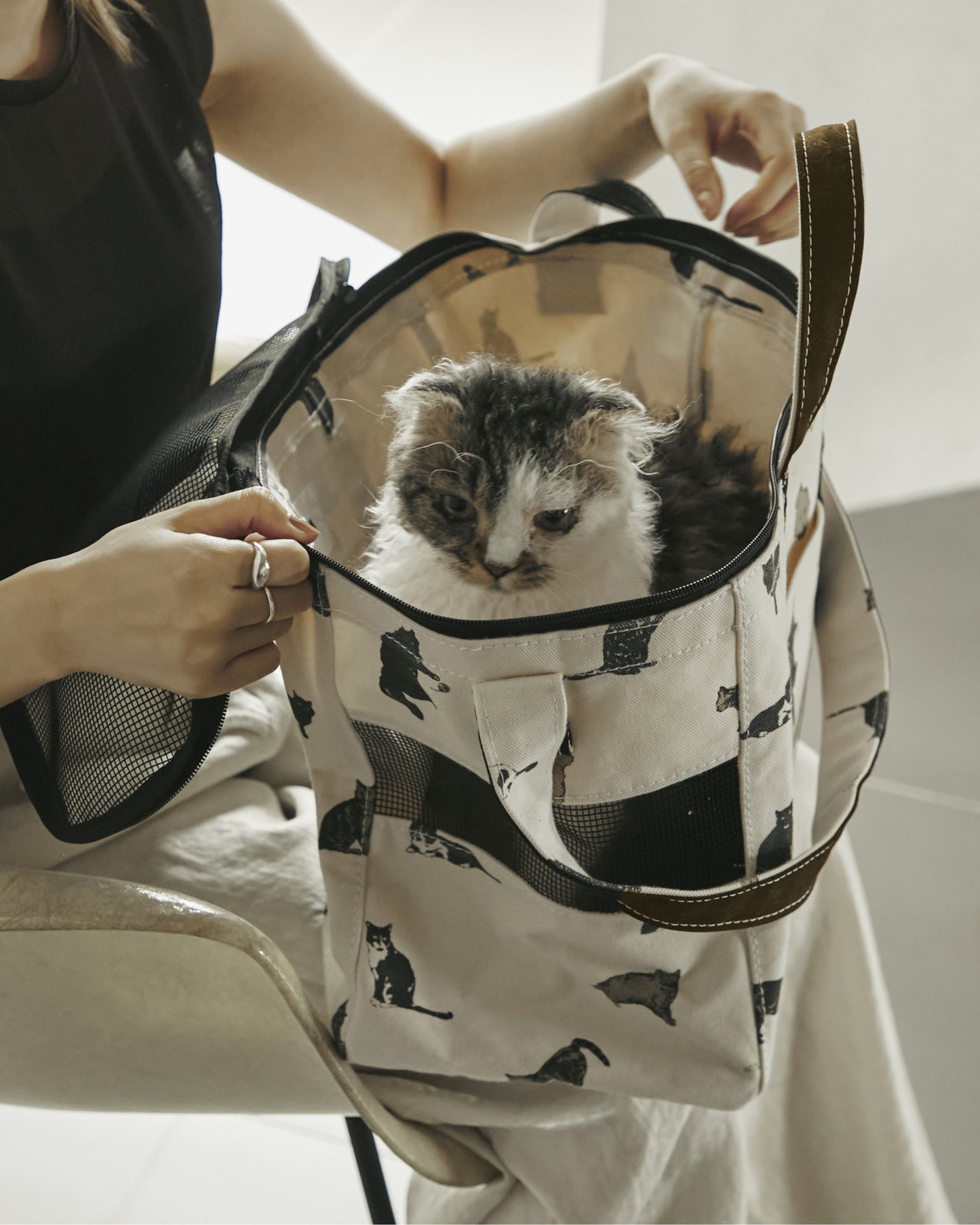 CARRY TOTE BAG
